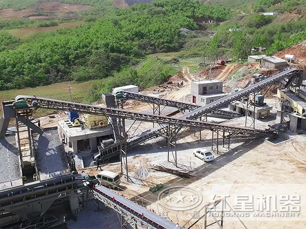 每小時產40t顎式粉石頭機工作現場航拍圖 每小時產40t顎式粉石頭機工作現場航拍圖