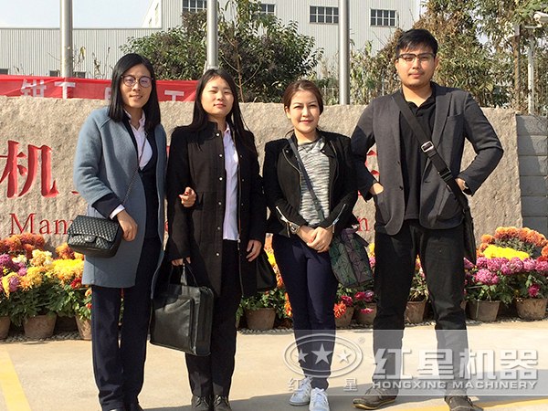 河南500t/h青石破碎生產(chǎn)線客戶合影 河南500t/h青石破碎生產(chǎn)線客戶合影