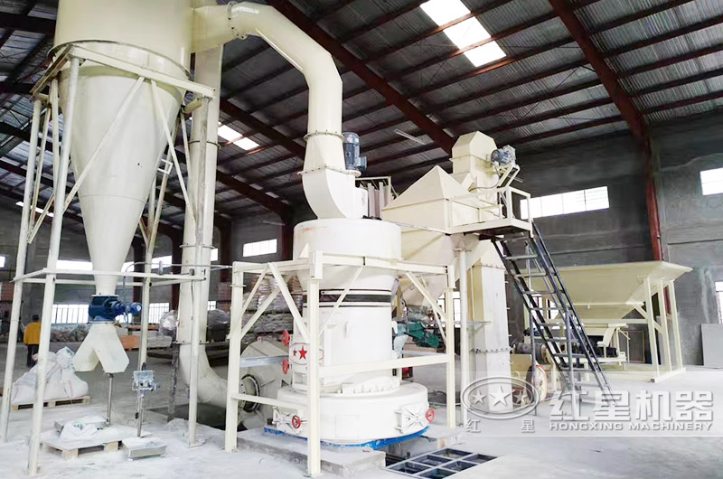 環(huán)保密封的滑石粉磨粉生產(chǎn)線現(xiàn)場 環(huán)保密封的滑石粉磨粉生產(chǎn)線現(xiàn)場