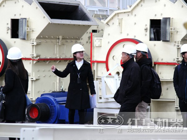 鉀長石細(xì)碎機(jī)用戶參觀 鉀長石細(xì)碎機(jī)用戶參觀