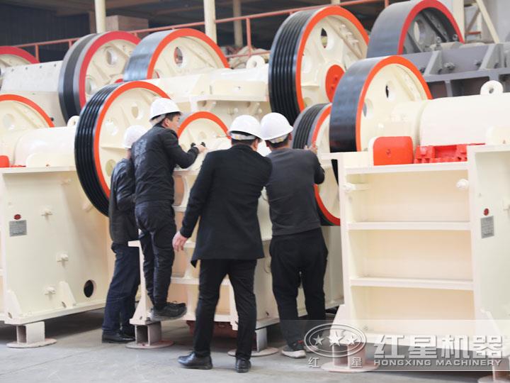 用戶到場參觀鄂式碎石頭機，查看細節