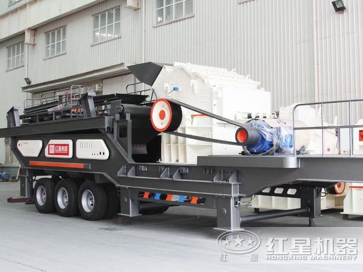 移動式細(xì)碎機(jī)能夠?qū)Σ煌捕鹊奈锪线M(jìn)行細(xì)碎加工，效能高節(jié)能