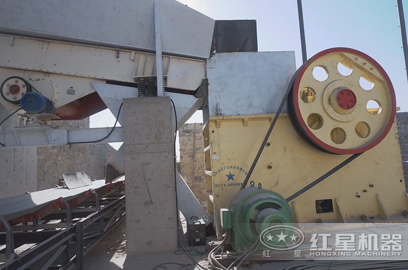 時產1000方河卵石制砂生產線現場:PE1500X1800顎破機特寫
