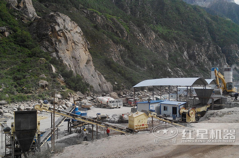 固定人工砂生產線現場，配鄂破機+反擊破+VSI制砂機