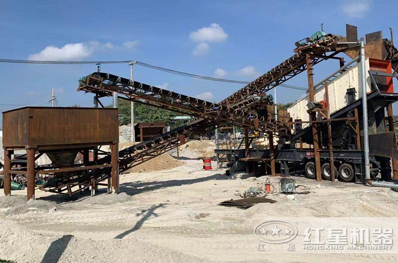 鵝卵石一體式車載制沙機作業(yè)現場 鵝卵石一體式車載制沙機作業(yè)現場