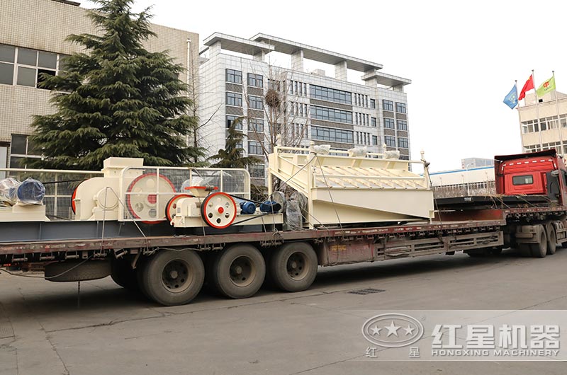 小型對輥制砂機(jī)發(fā)往陜西