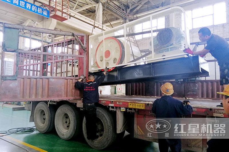紅星對(duì)輥式破碎機(jī)裝車(chē)發(fā)往客戶(hù)現(xiàn)場(chǎng) 紅星對(duì)輥式破碎機(jī)裝車(chē)發(fā)往客戶(hù)現(xiàn)場(chǎng)