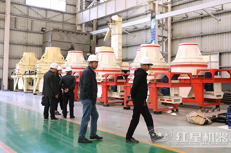 客戶到廠考察小型磨砂機設(shè)備 客戶到廠考察小型磨砂機設(shè)備