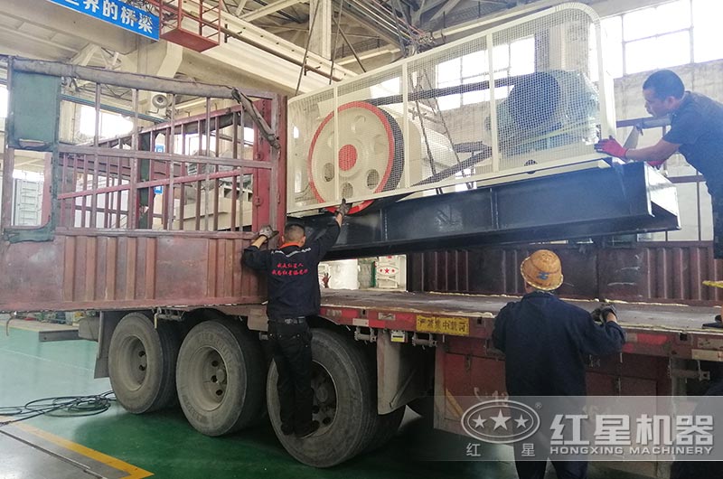 對(duì)輥制砂機(jī)裝車準(zhǔn)備發(fā)貨 對(duì)輥制砂機(jī)裝車準(zhǔn)備發(fā)貨