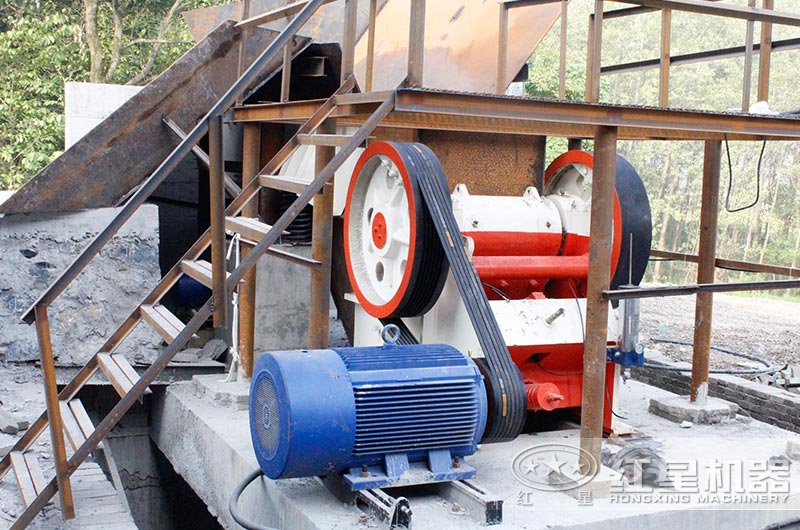 小型鄂式碎石機(jī)工作現(xiàn)場(chǎng)圖片 小型鄂式碎石機(jī)工作現(xiàn)場(chǎng)圖片