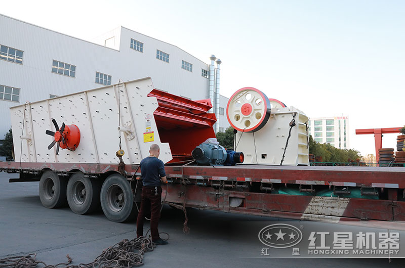 小型鄂式碎石機(jī)裝車發(fā)貨 小型鄂式碎石機(jī)裝車發(fā)貨