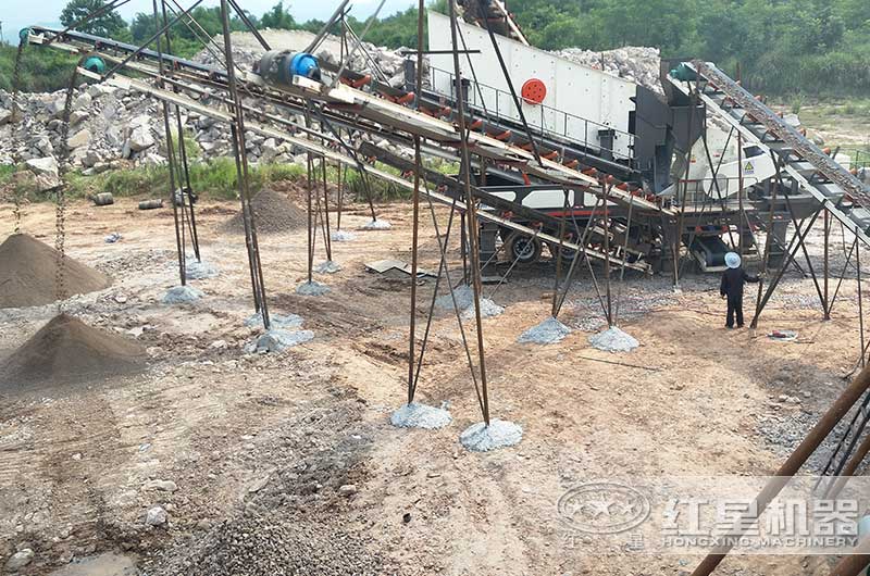 新型篩分破碎機(jī)工作現(xiàn)場(chǎng) 新型篩分破碎機(jī)工作現(xiàn)場(chǎng)