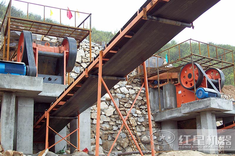 帶式輸送機(jī)工作現(xiàn)場(chǎng) 帶式輸送機(jī)工作現(xiàn)場(chǎng)