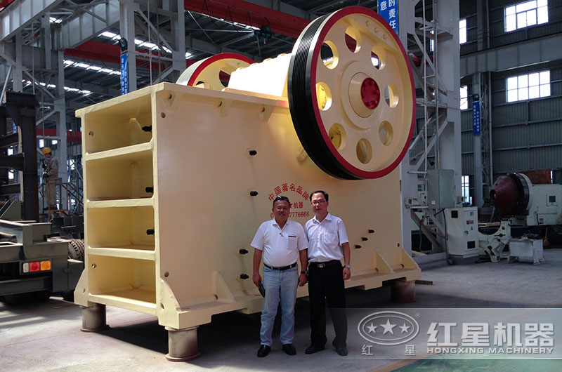 顎式破碎機(jī)客戶合影 顎式破碎機(jī)客戶合影