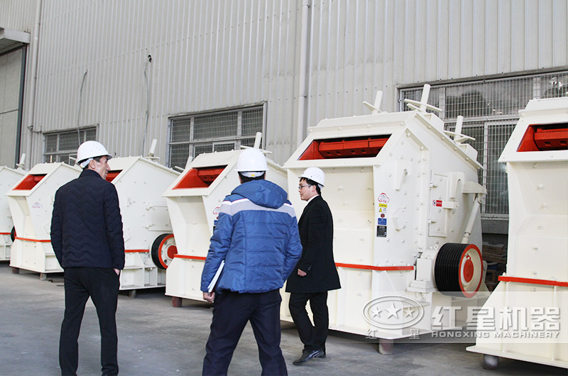 客戶(hù)來(lái)廠(chǎng)參觀青石碎石設(shè)備 客戶(hù)來(lái)廠(chǎng)參觀青石碎石設(shè)備