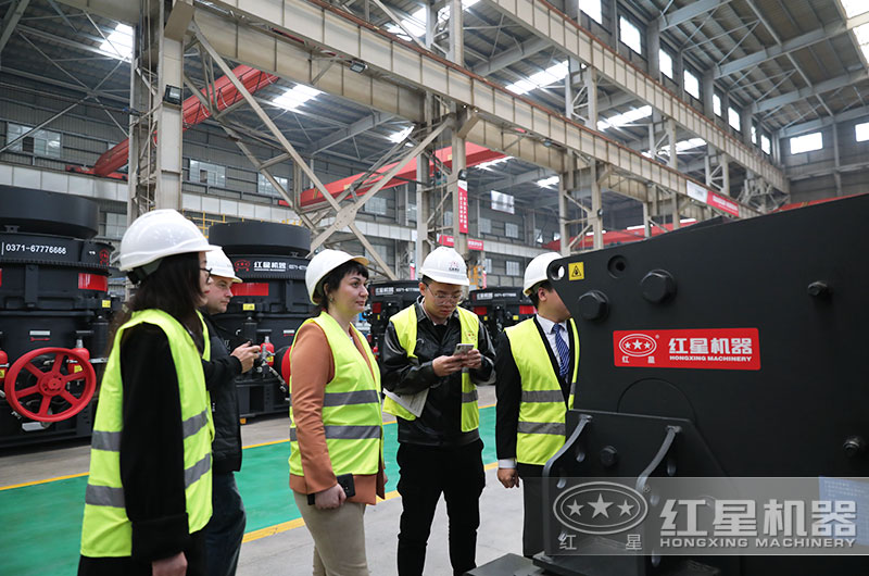 客戶來廠考察紅星鄂破機設備 客戶來廠考察紅星鄂破機設備