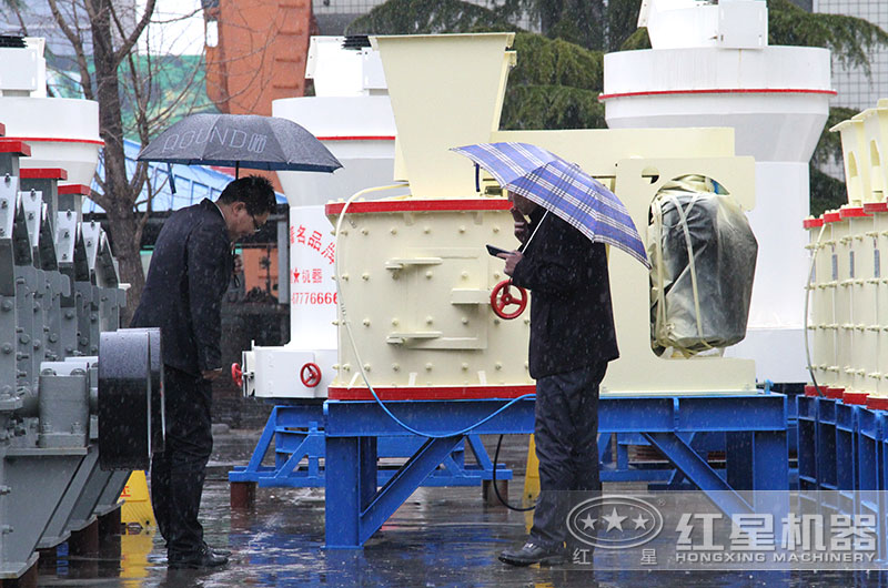 客戶來(lái)廠參觀考察立軸復(fù)合制砂機(jī) 客戶來(lái)廠參觀考察立軸復(fù)合制砂機(jī)