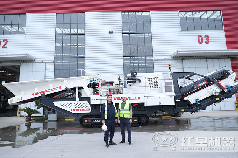 客戶與定制的移動破碎機合影