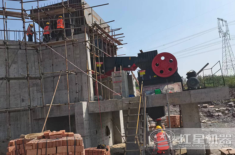鄂式破碎機安裝現場