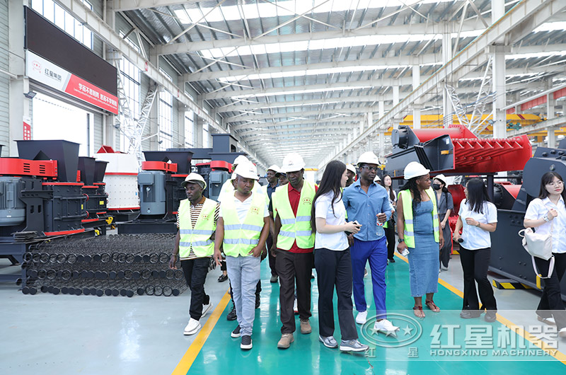 客戶參觀廠區(qū)選購(gòu)產(chǎn)品中