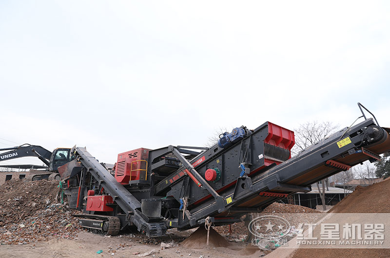 履帶小型移動破碎砂石機作業現場 履帶小型移動破碎砂石機作業現場
