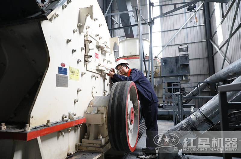 紅星技術員為客戶檢修錘破機設備 紅星技術員為客戶檢修錘破機設備