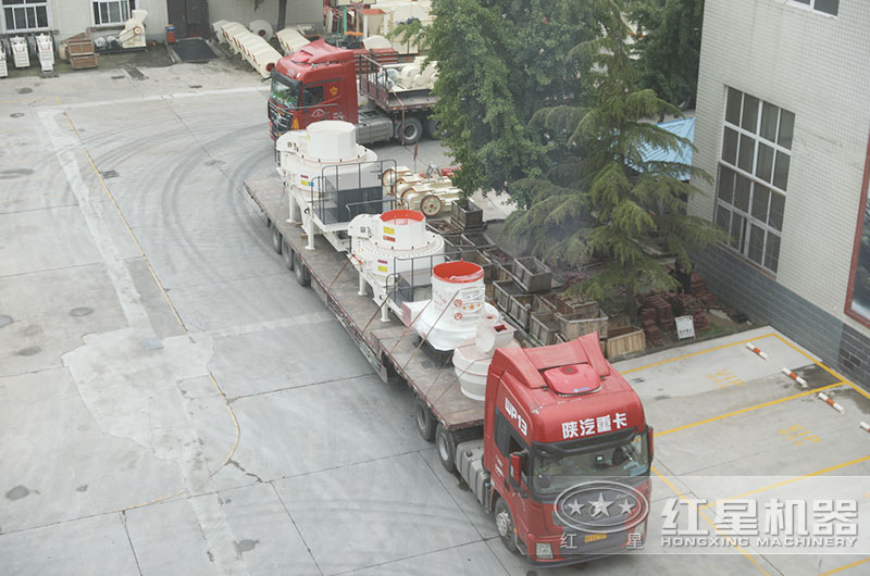 整套雷蒙磨粉機(jī)裝車發(fā)貨中 整套雷蒙磨粉機(jī)裝車發(fā)貨中