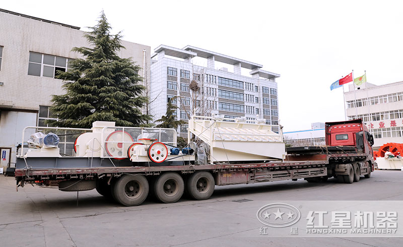 紅星液壓對(duì)輥破碎機(jī)裝車發(fā)貨現(xiàn)場 紅星液壓對(duì)輥破碎機(jī)裝車發(fā)貨現(xiàn)場