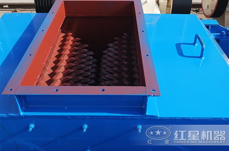 狼牙破碎機(jī)齒輥局部細(xì)節(jié)展示 狼牙破碎機(jī)齒輥局部細(xì)節(jié)展示